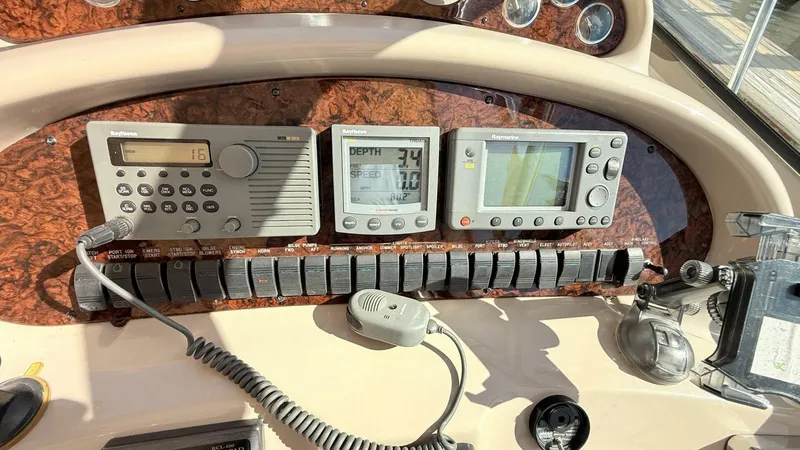 Slide: The Image of Sea Ray 410 Express Cruiser 2001 - 5880861