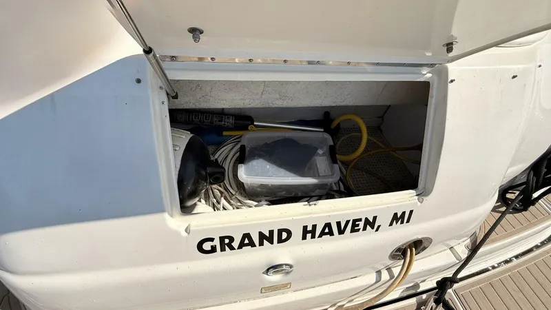 Slide: The Image of Sea Ray 410 Express Cruiser 2001 - 5880872