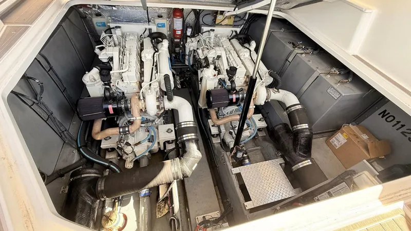 Slide: The Image of Sea Ray 410 Express Cruiser 2001 - 5880874