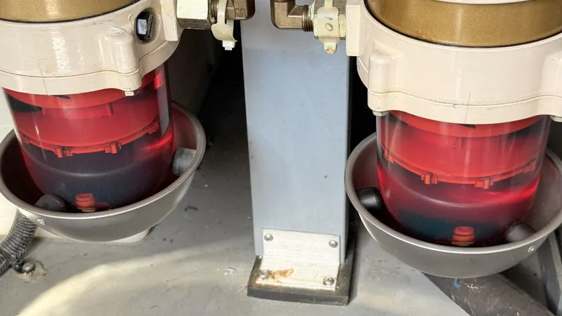 Slide: The Image of Sea Ray 410 Express Cruiser 2001 - 5880884