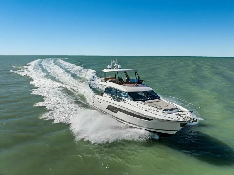 Slide: The Image of Prestige 520 Flybridge 2022 - 5910874