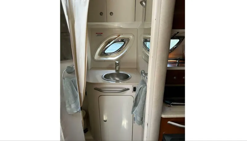 Slide: The Image of Sea Ray 33 2008 - 5881902