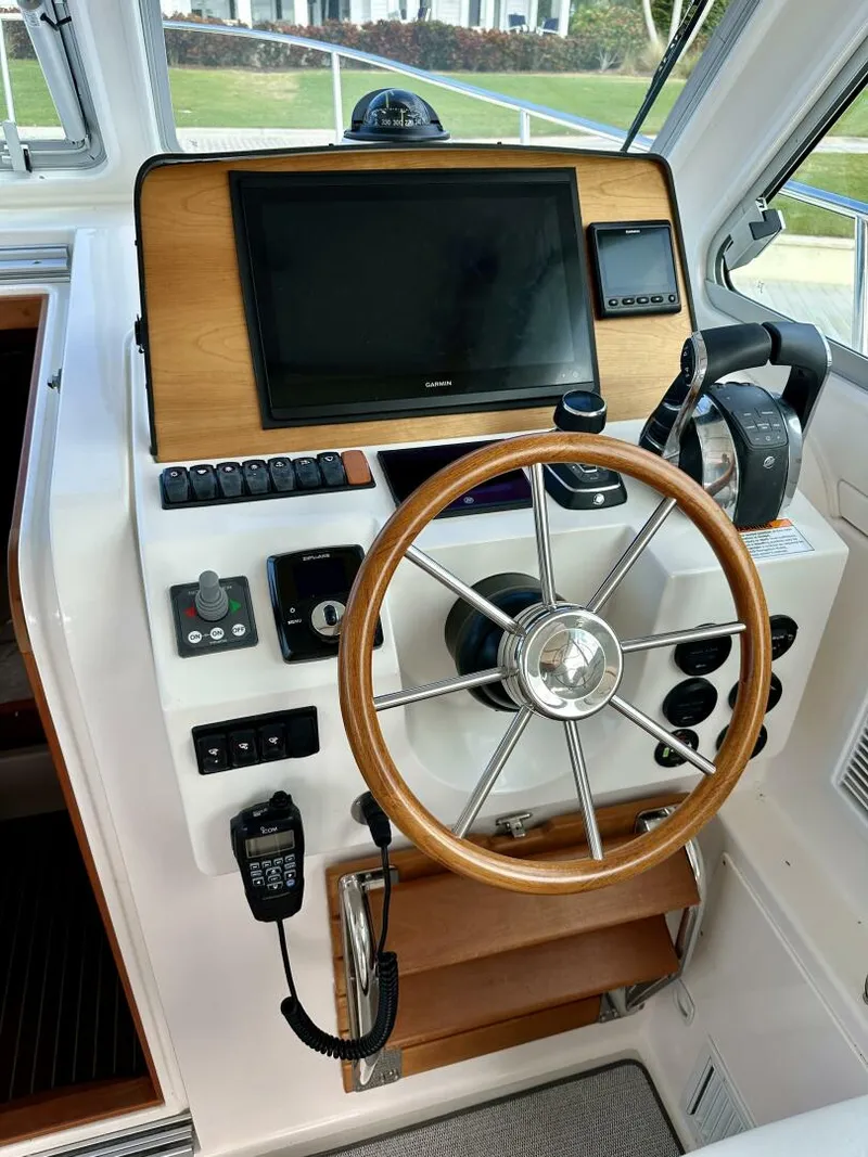 Slide: The Image of Back Cove 34 SHE'S A LADY - Helm 2022 Back Cove 34 SHE'S A LADY - 5883118