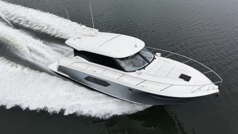 Slide: The Image of 2019 Tiara Yachts C49 Coupe Exterior Profiles (12) - 5883513