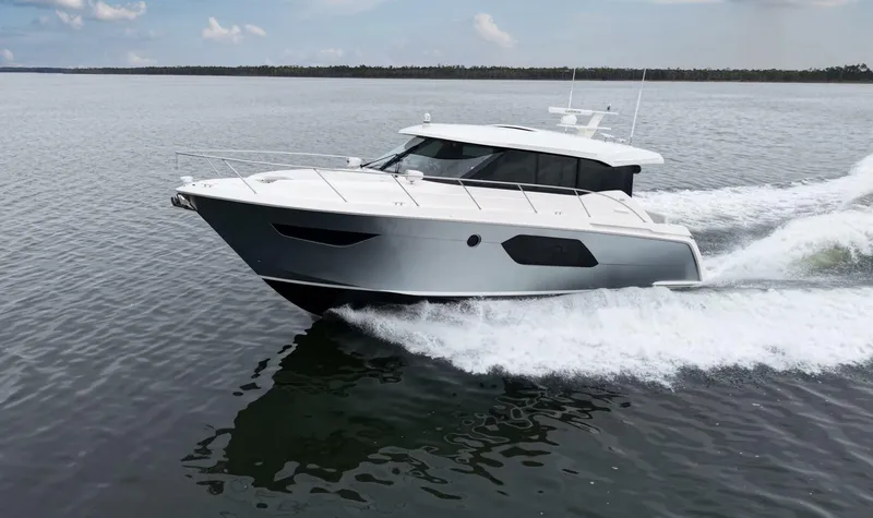 Slide: The Image of 2019 Tiara Yachts C49 Coupe Exterior Profiles (14) - 5883515
