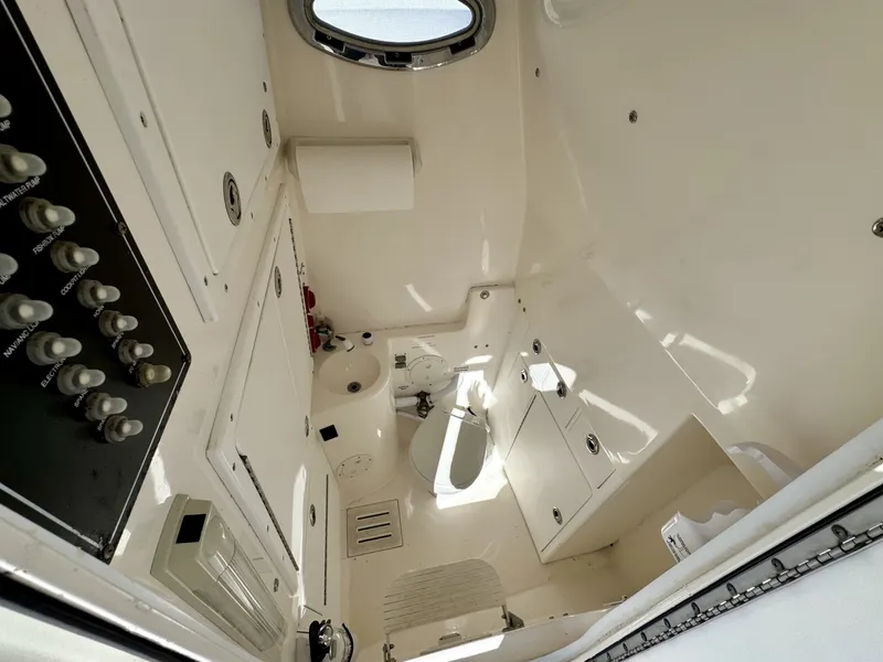 Slide: The Image of Regulator Marine 32 Forward Seating 2005 - 5999122