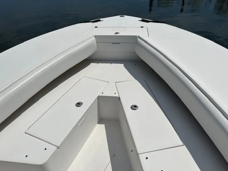 Slide: The Image of Regulator Marine 32 Forward Seating 2005 - 5999110
