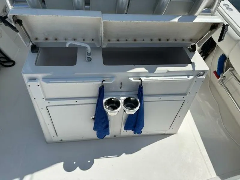 Slide: The Image of Regulator Marine 32 Forward Seating 2005 - 5883341