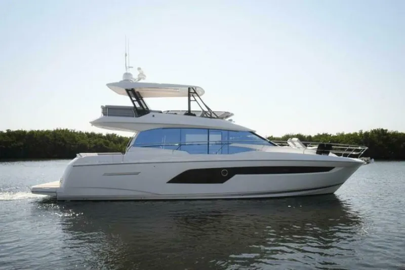 The Image of 2023 52 Prestige Flybridge - Profile - 5883692