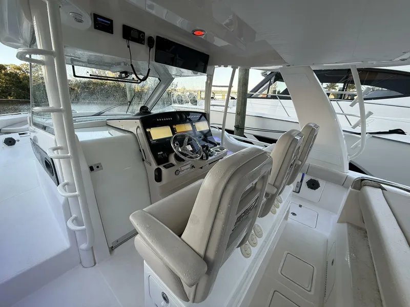 Slide: The Image of Boston Whaler 420 Outrage 2020 - 5884540