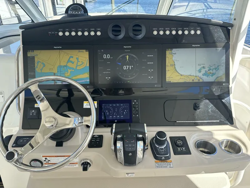 Slide: The Image of Boston Whaler 420 Outrage 2020 - 5900780
