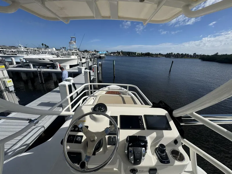 Slide: The Image of Boston Whaler 420 Outrage 2020 - 5904561