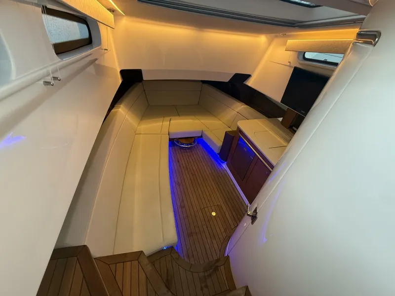 Slide: The Image of Boston Whaler 420 Outrage 2020 - 5884530