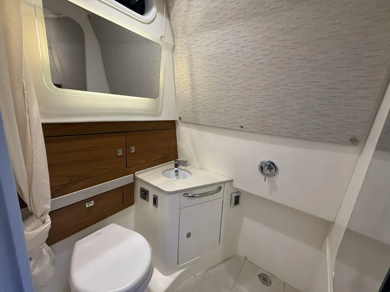 Slide: The Image of Boston Whaler 420 Outrage 2020 - 5884547