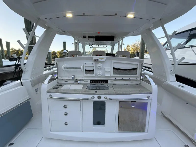 Slide: The Image of Boston Whaler 420 Outrage 2020 - 5884536