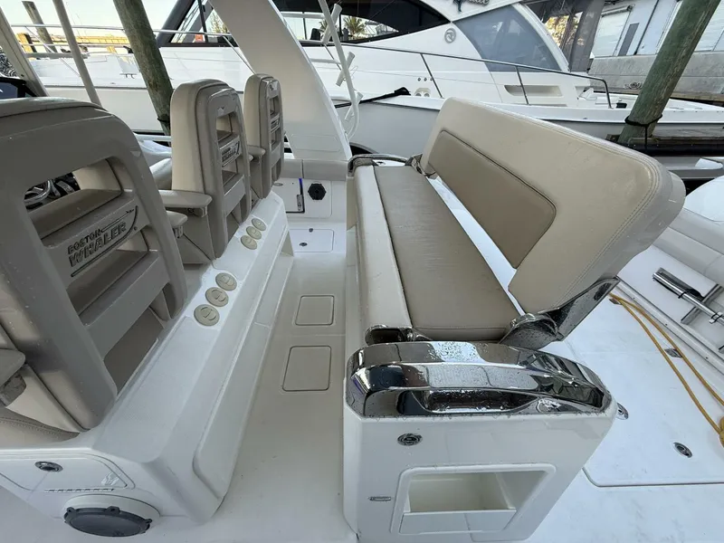 Slide: The Image of Boston Whaler 420 Outrage 2020 - 5884539