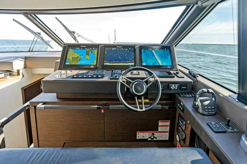 Slide: The Image of 2019 63 Prestige Flybridge - RT Time - Helm - 5883945