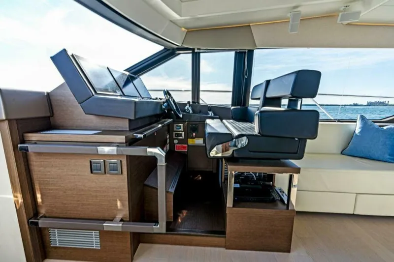 Slide: The Image of 2019 63 Prestige Flybridge - RT Time - Helm - 5883947