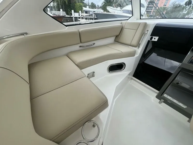 Slide: The Image of Pursuit 34 AUDACIOUS - Helm Seating  2020 Pursuit 34 AUDACIOUS - 5885305