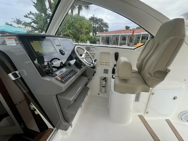 Slide: The Image of Pursuit 34 AUDACIOUS - Helm 2020 Pursuit 34 AUDACIOUS - 5885306