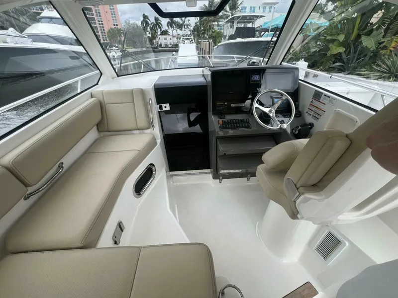 Slide: The Image of Pursuit 34 AUDACIOUS - Helm 2020 Pursuit 34 AUDACIOUS - 5885307