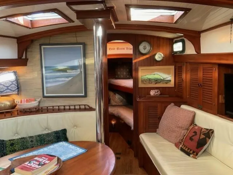 Slide: The Image of V42 FWD To Berth - 5920572