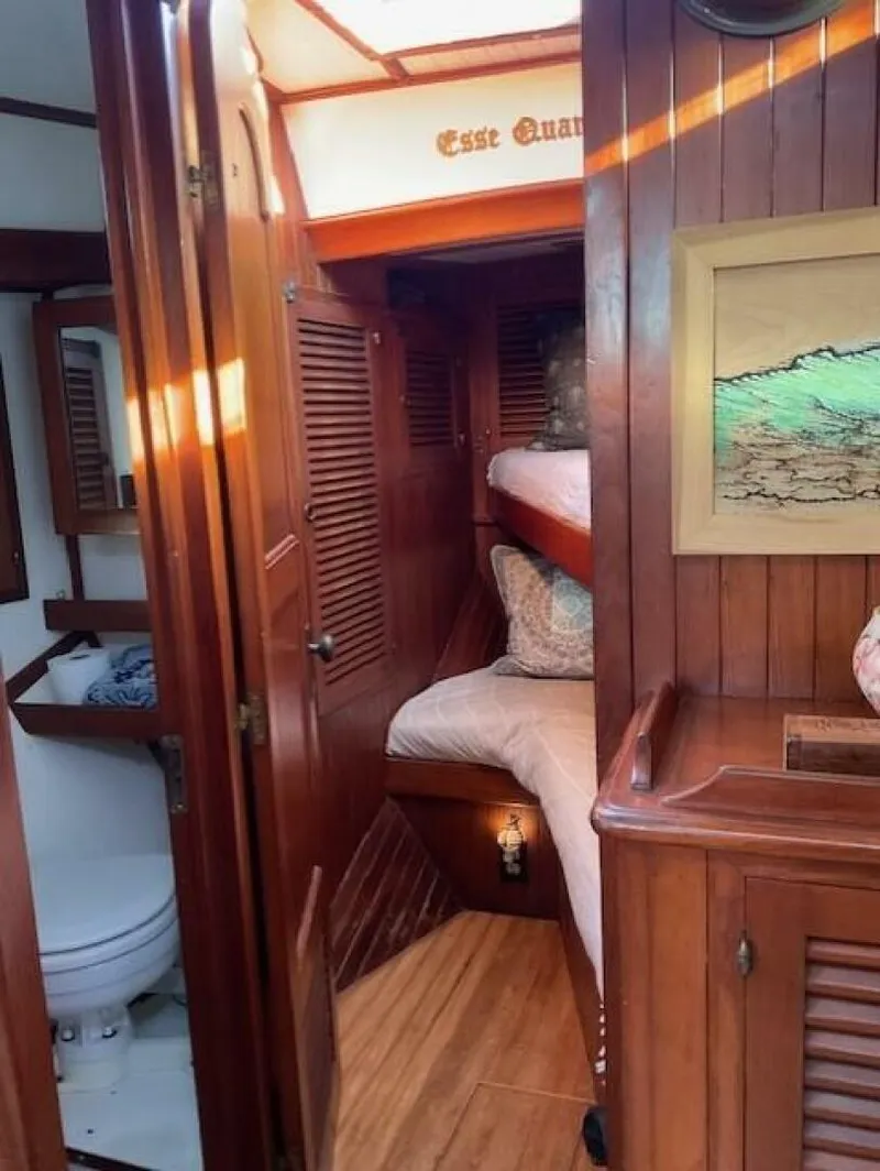 Slide: The Image of V2 FWD Berth And Head - 5920567