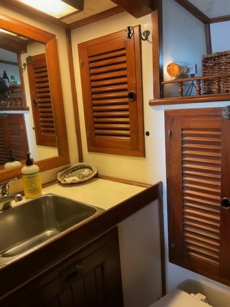 Slide: The Image of V2 Aft Head Storage - 5920548