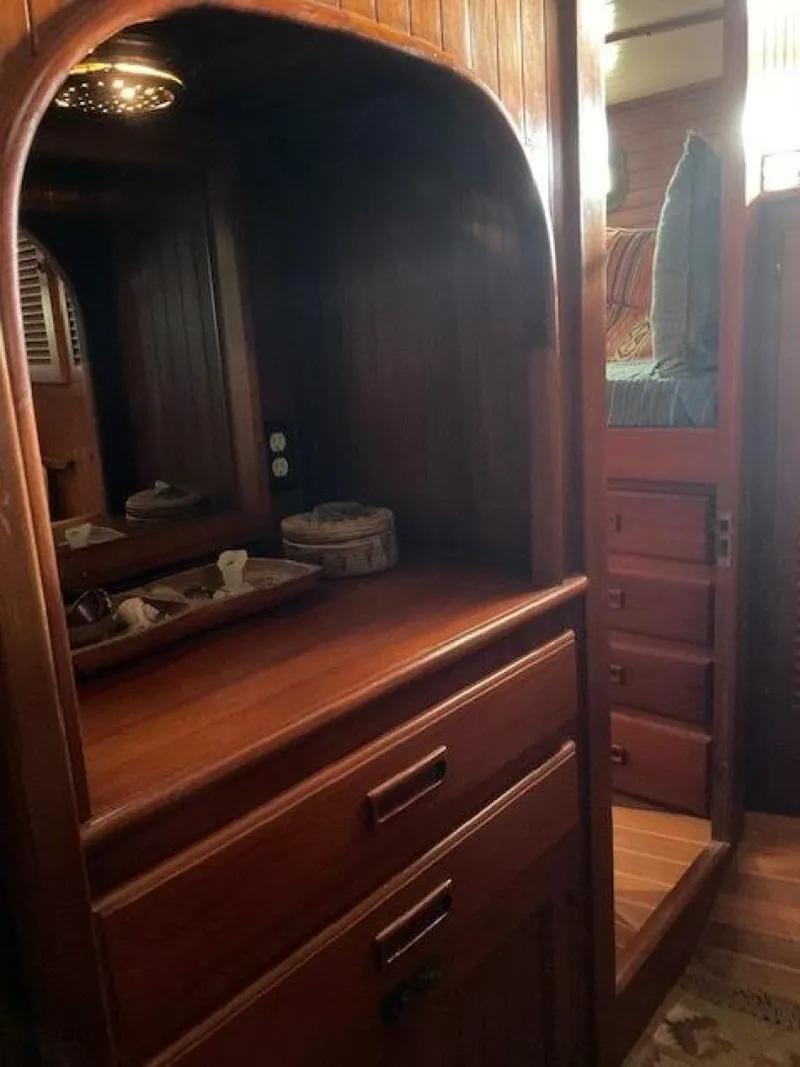 Slide: The Image of V2 Aft Berth Vanity - 5920550