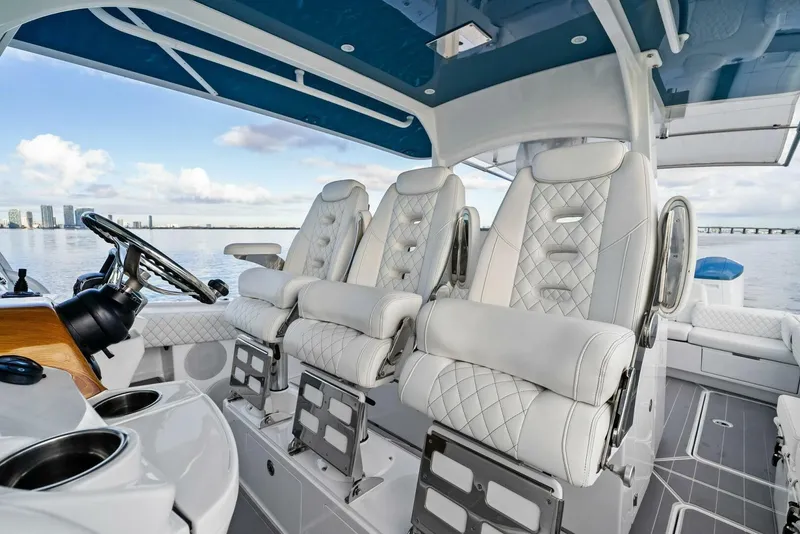 Slide: The Image of HCB 42 Lujo 2023 - 5886297