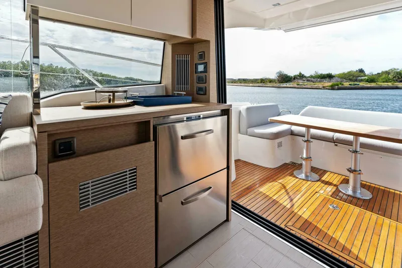 Slide: The Image of 2024 42 Prestige Flybridge - Salon - 5888214