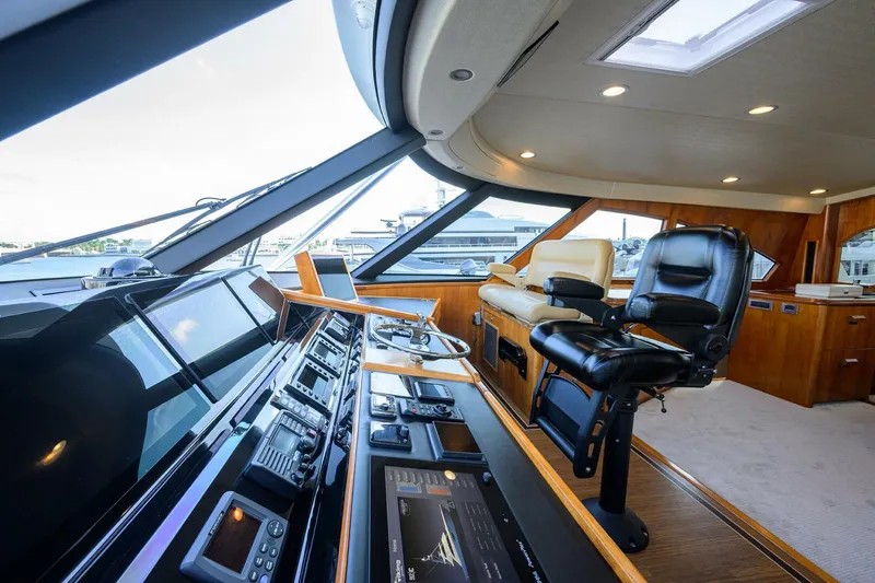 Slide: The Image of Viking  92 SPECULATOR - Skybridge Helm 2017 Viking 92 SPECULATOR - 5888557