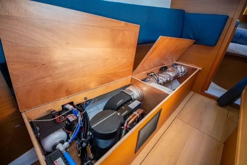 Slide: The Image of Jeanneau 349 2023 - 5889732