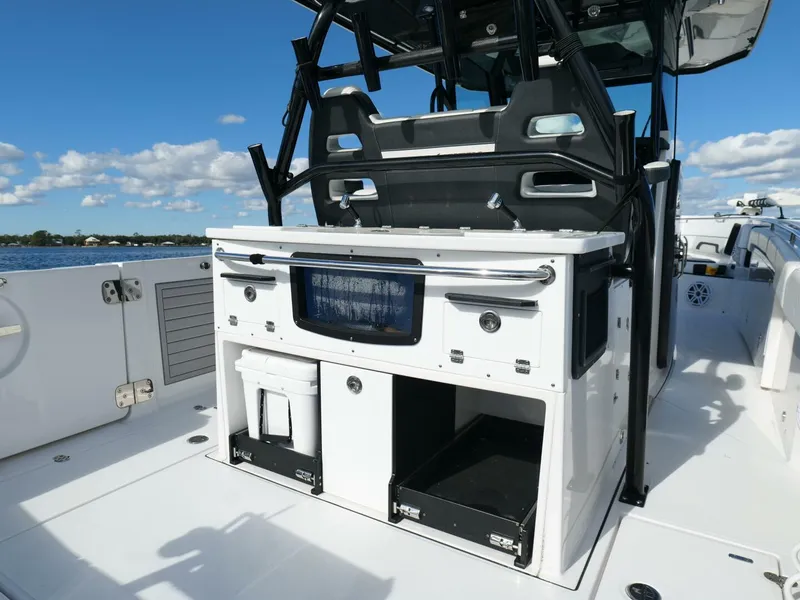 Slide: The Image of Blackfin 332 CC - Cockpit Livewell 2024 Blackfin 332 Center Console - 5889731