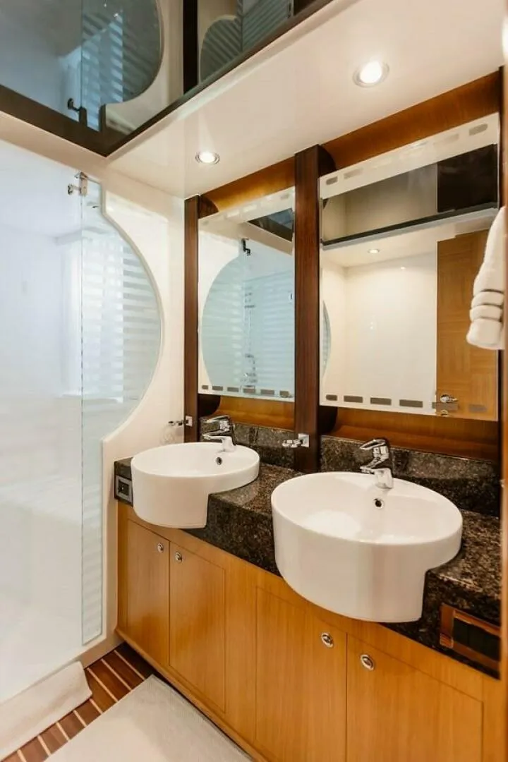 Slide: The Image of Horizon Enclosed Pilothouse 2010 - 5890320