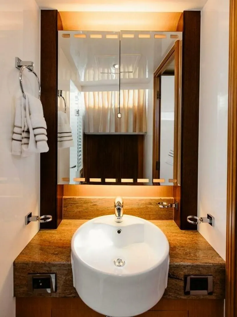 Slide: The Image of Horizon Enclosed Pilothouse 2010 - 5890324