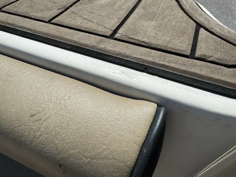 Slide: The Image of Sea Ray 215 Express Cruiser 1999 - 5985760