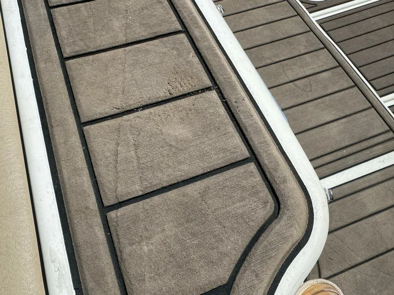 Slide: The Image of Sea Ray 215 Express Cruiser 1999 - 5985761