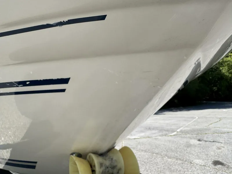 Slide: The Image of Sea Ray 215 Express Cruiser 1999 - 5985783