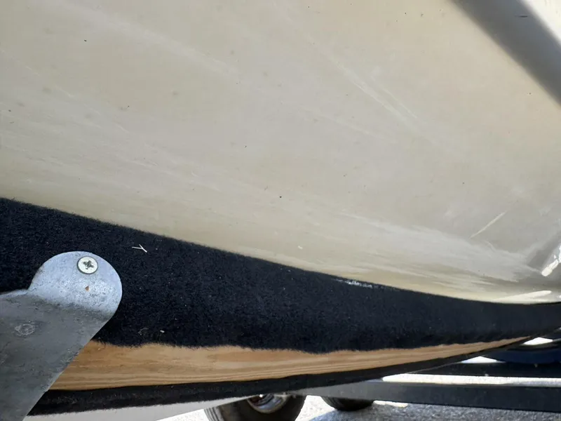 Slide: The Image of Sea Ray 215 Express Cruiser 1999 - 5985820