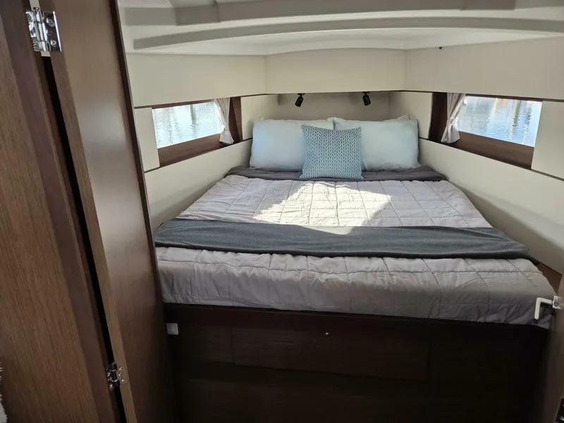 Slide: The Image of Spacious vee berth - 5890995