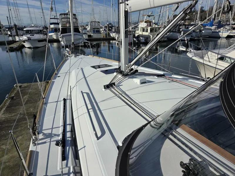 Slide: The Image of 2022 Beneteau Oceanis 38.1 foredeck - 5890999