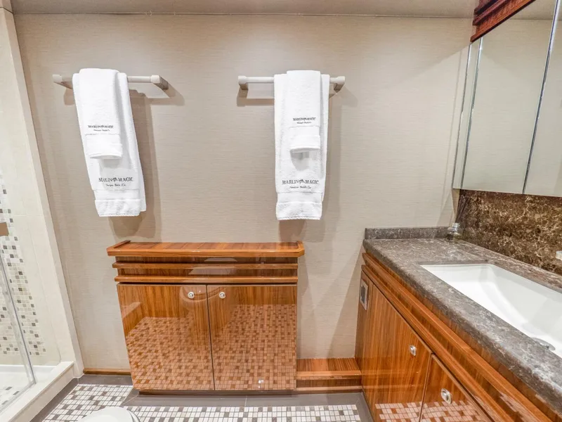 Slide: The Image of 2021 Viking 92 Skybridge - 5899110