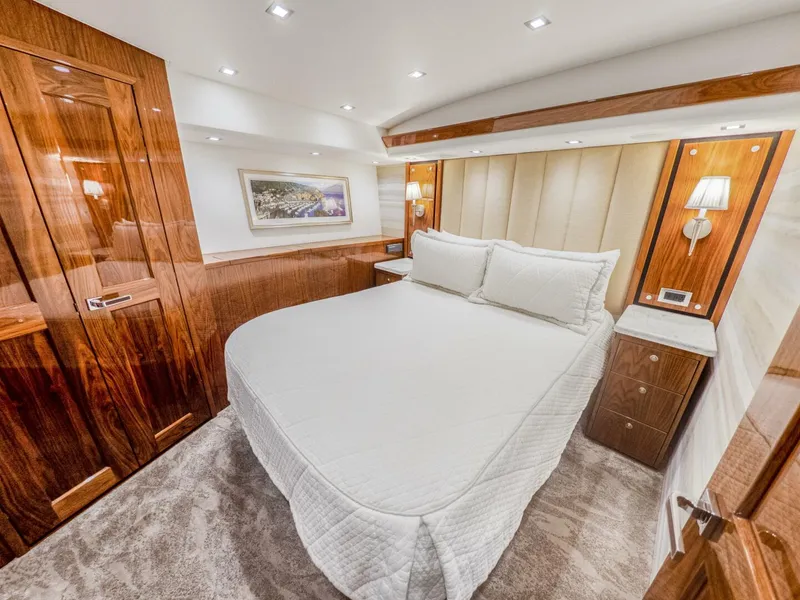 Slide: The Image of 2021 Viking 92 Skybridge - 5899115