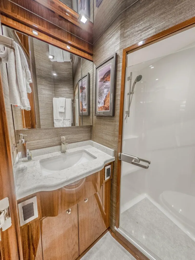 Slide: The Image of 2021 Viking 92 Skybridge - 5899120