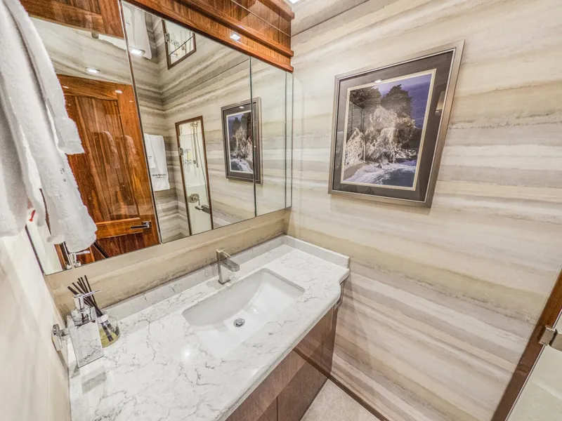 Slide: The Image of 2021 Viking 92 Skybridge - 5899122