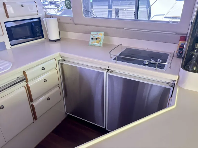 Slide: The Image of Sea Ray 550 Sedan Bridge 1995 - 5893861