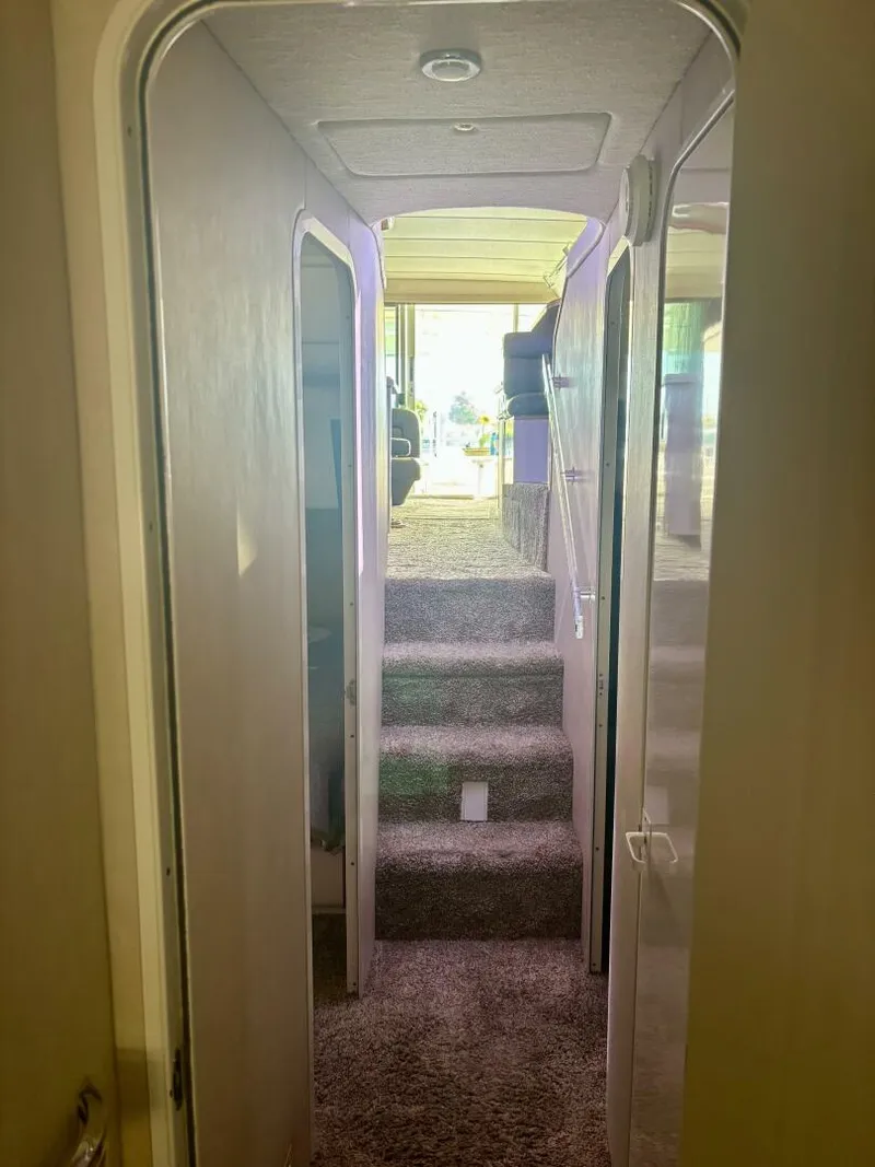 Slide: The Image of Sea Ray 550 Sedan Bridge 1995 - 5893865