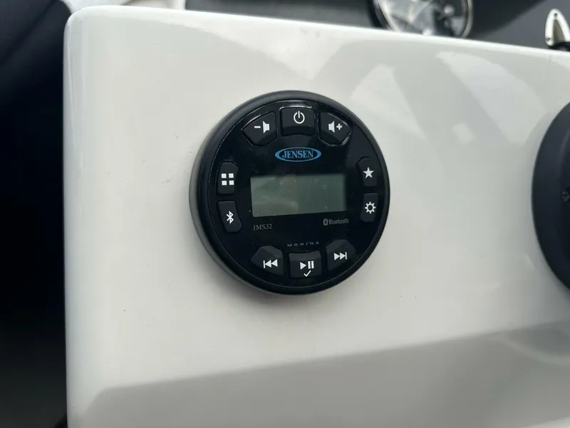 Slide: The Image of Bayliner M17 2023 - 5896181