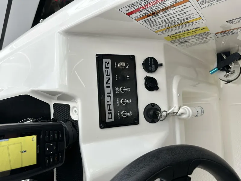 Slide: The Image of Bayliner M17 2023 - 5918041